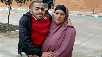 حكاية أم استثنائية حملت ابنها على كتفها وصولًا إلى الجامعة بدمياط