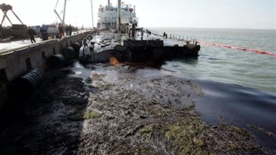 روسيا تعلن حالة الطوارئ في القرم بعد تسرب نفطي ضخم