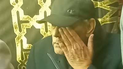 أحمد بدير يحبس دموعه في عزاء شقيقته (صور)