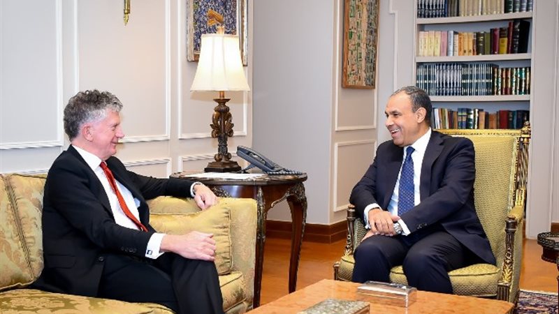 وزير الخارجية مع مستشار الأمن القومي البريطاني