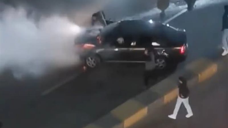 اشتعال النيران في سيارة