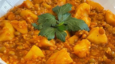 «للدفا والعفا» طريقة عمل شوربة العدس بالبطاطس بمكونات من مطبخك