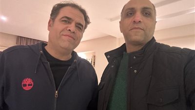 عصام درويش ينحت تمثالا لبطل رواية “لعنة الخواجة” لوائل السمري (تفاصيل)