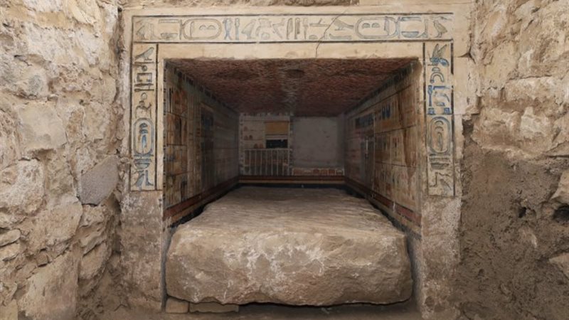 مصطبة أثرية من الطوب اللبن