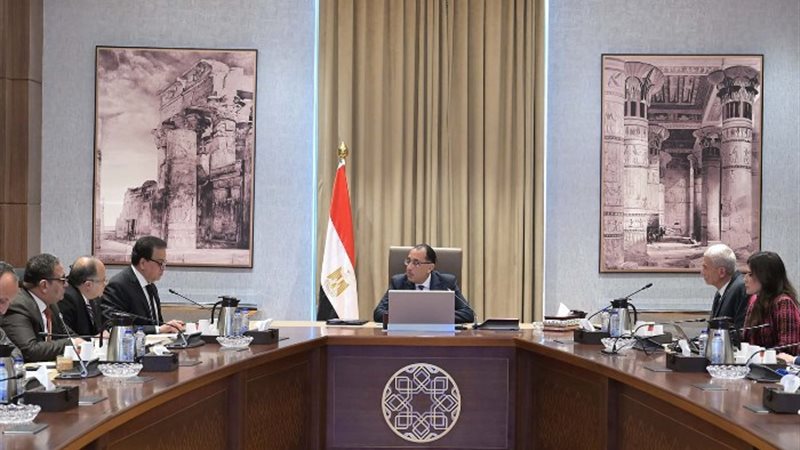 رئيس الوزراء أثناء الاجتماع