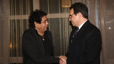 محمد منير: «فخور بزيارة وزير الثقافة وأشعر أن مصر منحتني جميع الجوائز»