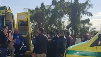إصابة 6 أشخاص في حادث تصادم على طريق 