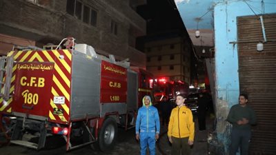 إخلاء 20 منزلا والدفع بسيارات إطفاء، استمرار إخماد حريق زرايب منشأة ناصر