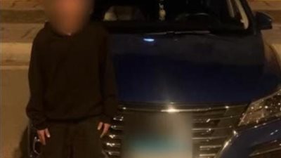 بعد إثارته الرعب، ضبط طفل يقود سيارة في التجمع الأول وتحرك قانوني ضد والدته (فيديو)
