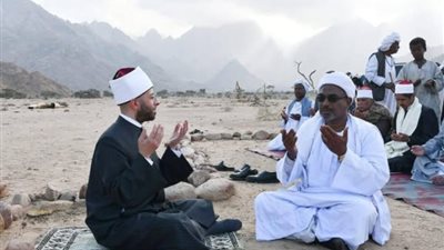 صلى بالناس عند الجبل وشرب القهوة، وزير الأوقاف يعايش الطبيعة بمنطقة «علبة»
