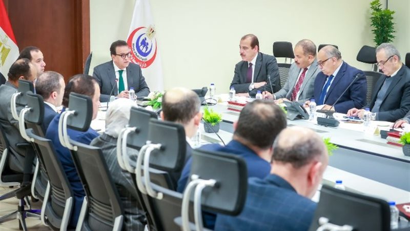 اجتماع وزير الصحة