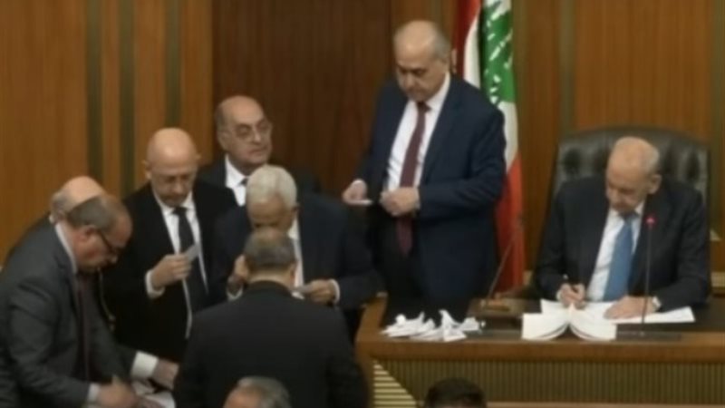 بدء فرز الأصوات بالجولة الثانية لانتخاب رئيس للبنان