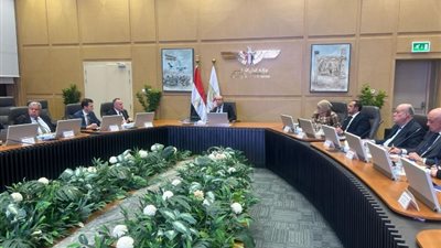 وزير الطيران المدني يلتقي مسئولي شركة