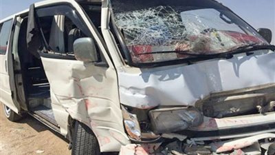 إصابة 11 شخصا إثر انقلاب سيارة ميكروباص في الصف