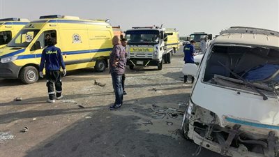 إصابة 5 أشخاص في حادث تصادم بين 3 سيارات على محور الأوتوستراد