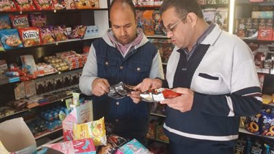 تموين شرق الإسكندرية تضبط مواد غذائية منتهية الصلاحية وسجائر مجهولة المصدر