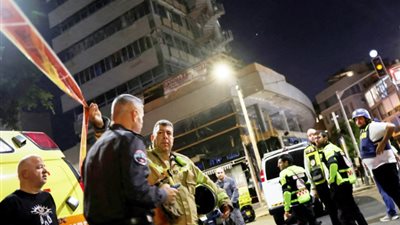 إصابة 11 إسرائيليا خلال توجههم للملاجئ هربا من صاروخ يمنى