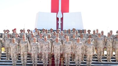 القائد العام للقوات المسلحة يتفقد أحد تشكيلات قوات الدفاع الجوي