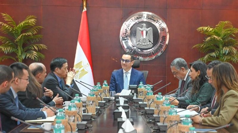 وزير الاستثمار خلال اللقاء اليوم
