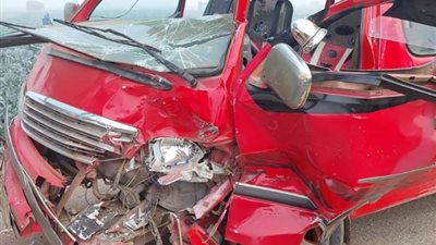 «العربيات اتعجنت»، تصادم سيارة ملاكي وميكروباص بطريق المنصورية