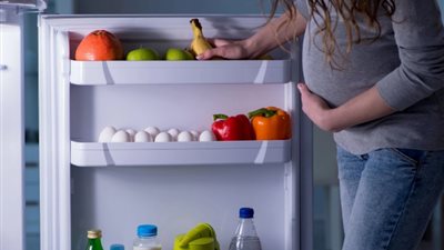 «الصحة» تحذر: 6 أطعمة ضارة يجب تجنبها أثناء فترة الحمل (ما هي؟)