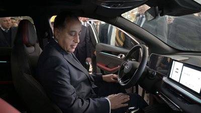 شاهد رئيس الوزراء يقود أول سيارة «جيلي» مصرية الصنع