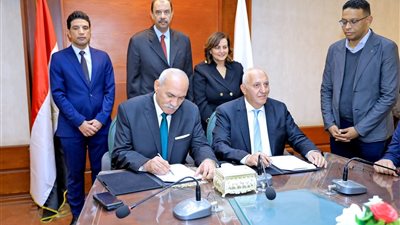 محافظ سوهاج يوقع عقد حق الانتفاع لمشروع إنتاج الدواجن بالأحايوة شرق