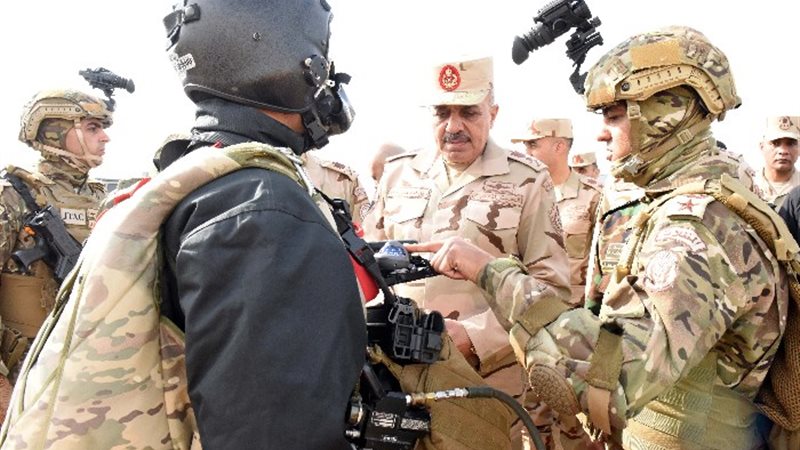 رئيس الأركان يتفقد عدداً من الأنشطة التدريبية لقوات المظلات