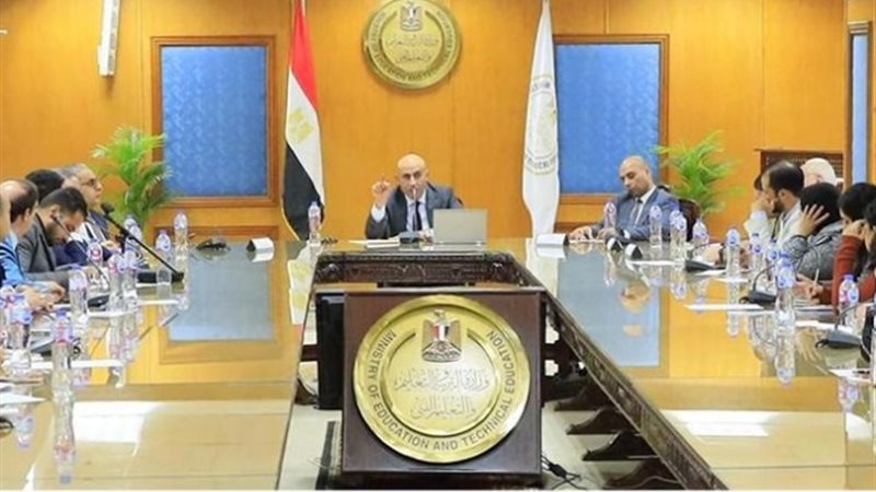 وزير التربية والتعليم يعقد جلسة نقاشية حول 