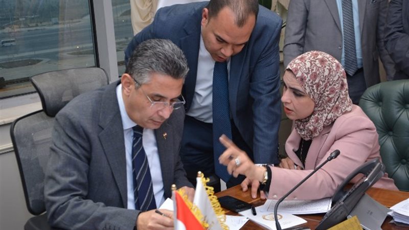 وزير التموين مع مجموعة من النواب