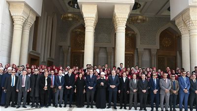 وزير الأوقاف وكبار رجال الدولة يشهدون أول جمعة بمسجد مصر الكبير (فيديو)