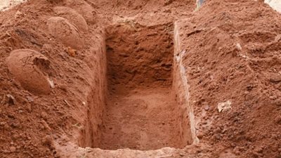 ما حكم زيارة القبور في أول أيام عيد الأضحى؟ واعظة بالأوقاف توضح