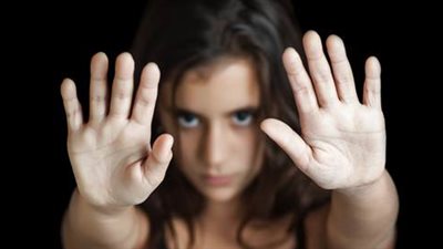 لو اتعرضتِ للتحرش.. اتصلي بالنيابة أو ابعتي رسالة على الرقم ده