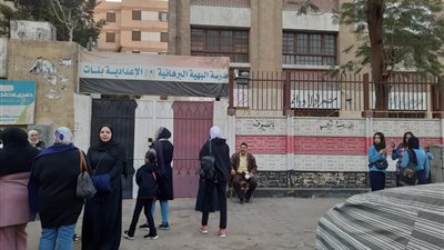 توافد طلاب الشهادة الإعدادية بمدرستي  الجمعية الخيرية والبهية البرهانية بالسيدة زينب