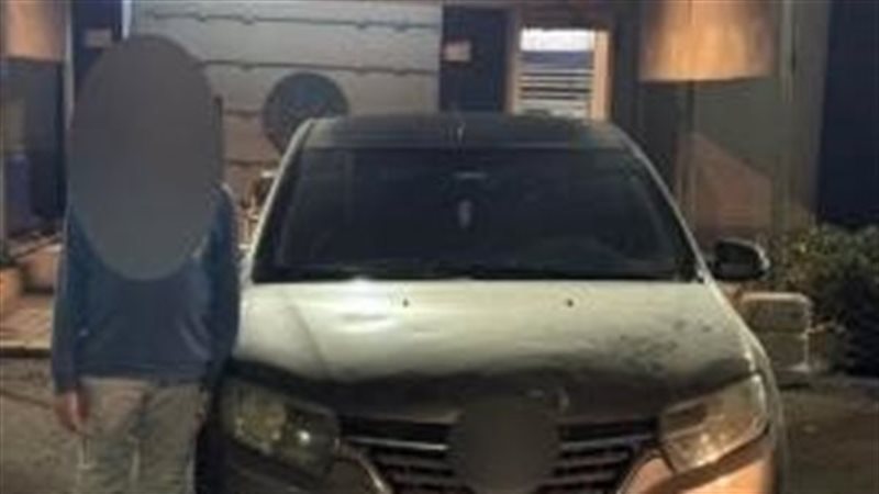 طفل يقود سيارة