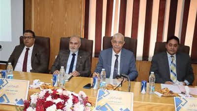 رئيس جامعة المنوفية يرأس لجنة مناقشة رسالة ماجستير بكلية الطب