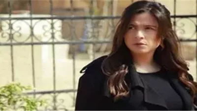 شاهد، لحظة وصول الفنانة ياسمين عبدالعزيز مسجد المشير طنطاوي لتشييع جثمان والدها