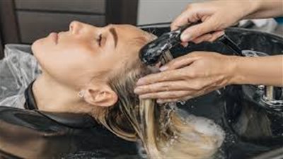 «متلازمة مميتة».. 7 أعراض خطيرة بسبب جلسات غسل الشعر في صالونات التجميل