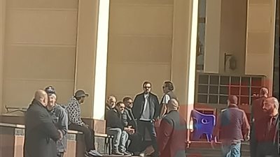 الصاحب الجدع، عمرو محمود ياسين يساند ياسمين عبد العزيز في جنازه والدها