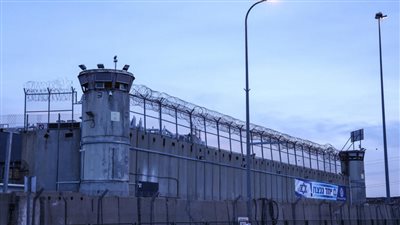 إسرائيل تنقل 90 من الأسرى الفلسطينيين إلى سجن عوفر تنفيذًا لصفقة التبادل