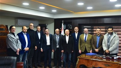 مجلس الزمالك يستقبل هاني أبو ريدة ويهديه درع النادي