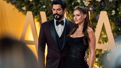 بوراك أوزجيفيت وزوجته فهرية، نجوم تركيا في حفل جوائز «Joy Awards»