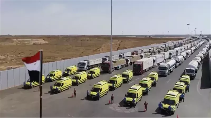 آلاف الشاحنات تنتظر تقديم الدعم لأهالي غزة 