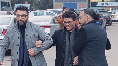 كريم الحسيني أول الحاضرين عزاء الفنان فكري صادق