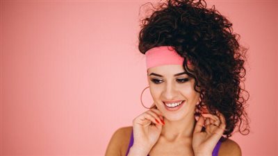 «الهيد باند» أبرزها.. أحدث اكسسوارات الشعر في شتاء 2025