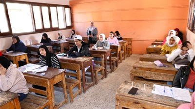 رئيس لجنة يحرر محضر ضد مراقبة يتهمها بتسريب امتحان الجبر في كرداسة