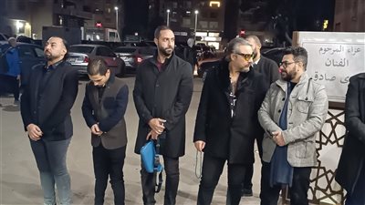 ابن الراحل فكري صادق يتلقى العزاء بمسجد الحامدية الشاذلية بالدقي (صور)