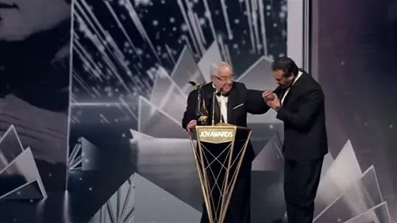 كريم عبد العزيز يقبل يد والده