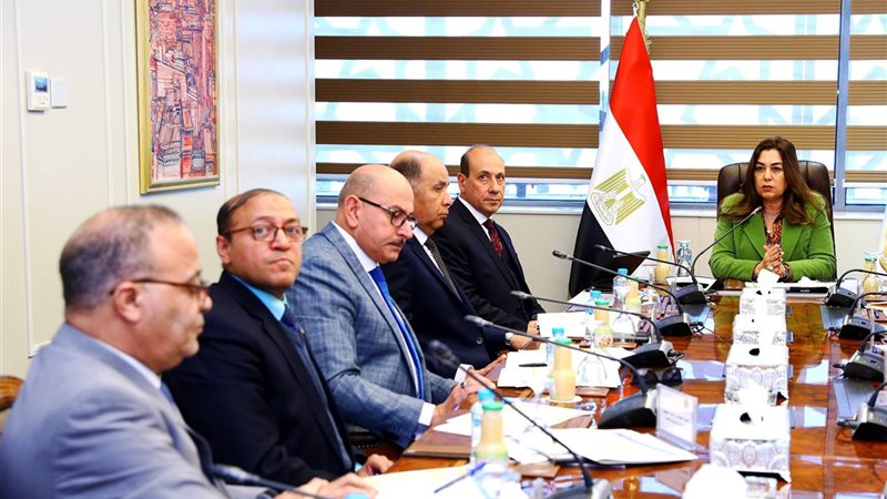 وزيرة التنمية المحلية أثناء الاجتماع