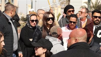 شقيق ياسمين عبد العزيز يكشف أسباب غيابها عن عزاء والدهما